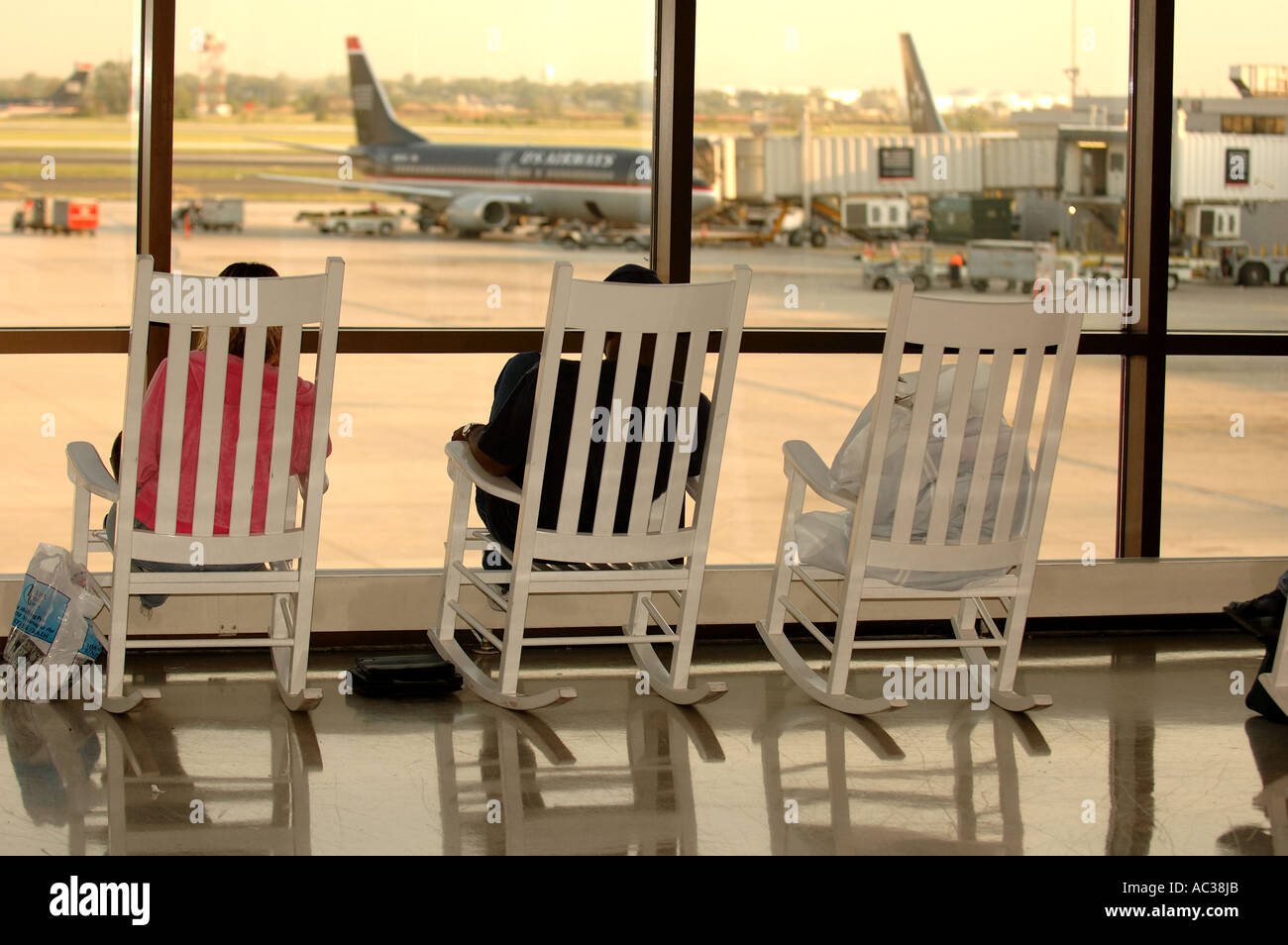 Reisende entspannen in Schaukelstühle am Philadelphia Airport. Stockfoto