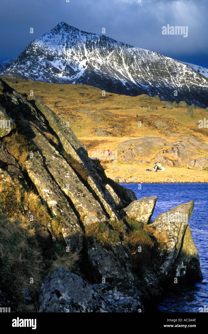 Wild campen an einem See mit Grib Goch hoch in der Ferne, Snowdonia-Nationalpark, Wales Stockfoto