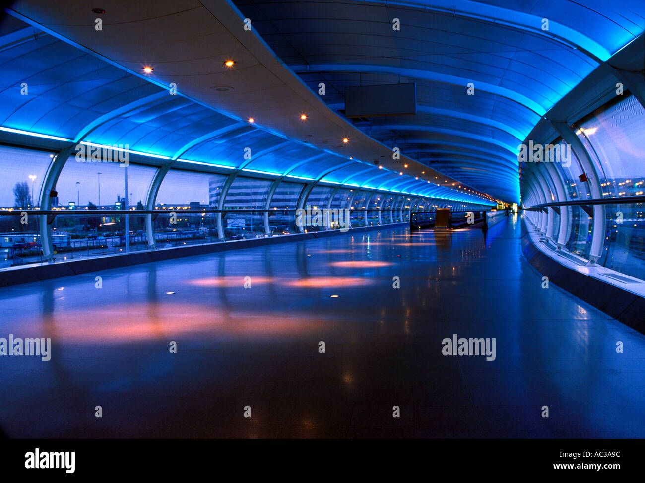 Blaue Transit Rolltreppe, die läuft zwischen den Flughafenterminals am Flughafen Manchester, England, UK Stockfoto