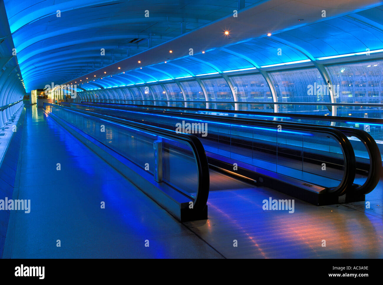 Passagier-Korridor und Rolltreppe in der Morgendämmerung zwischen den Terminals 1 und 2 am Flughafen Manchester, UK Stockfoto