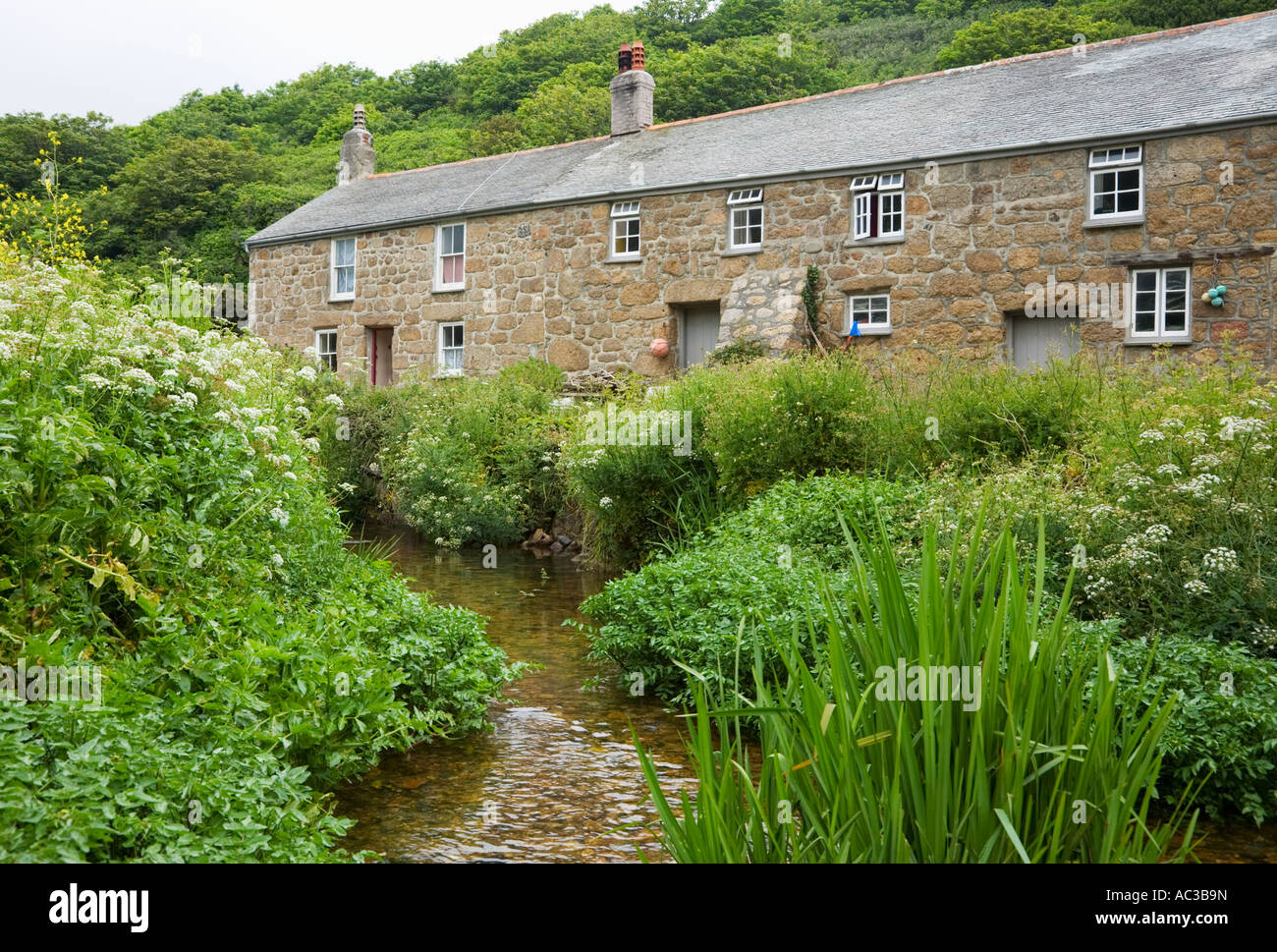 Reihe von Fischer s Cottages im Penberth Cornwall England Stockfoto
