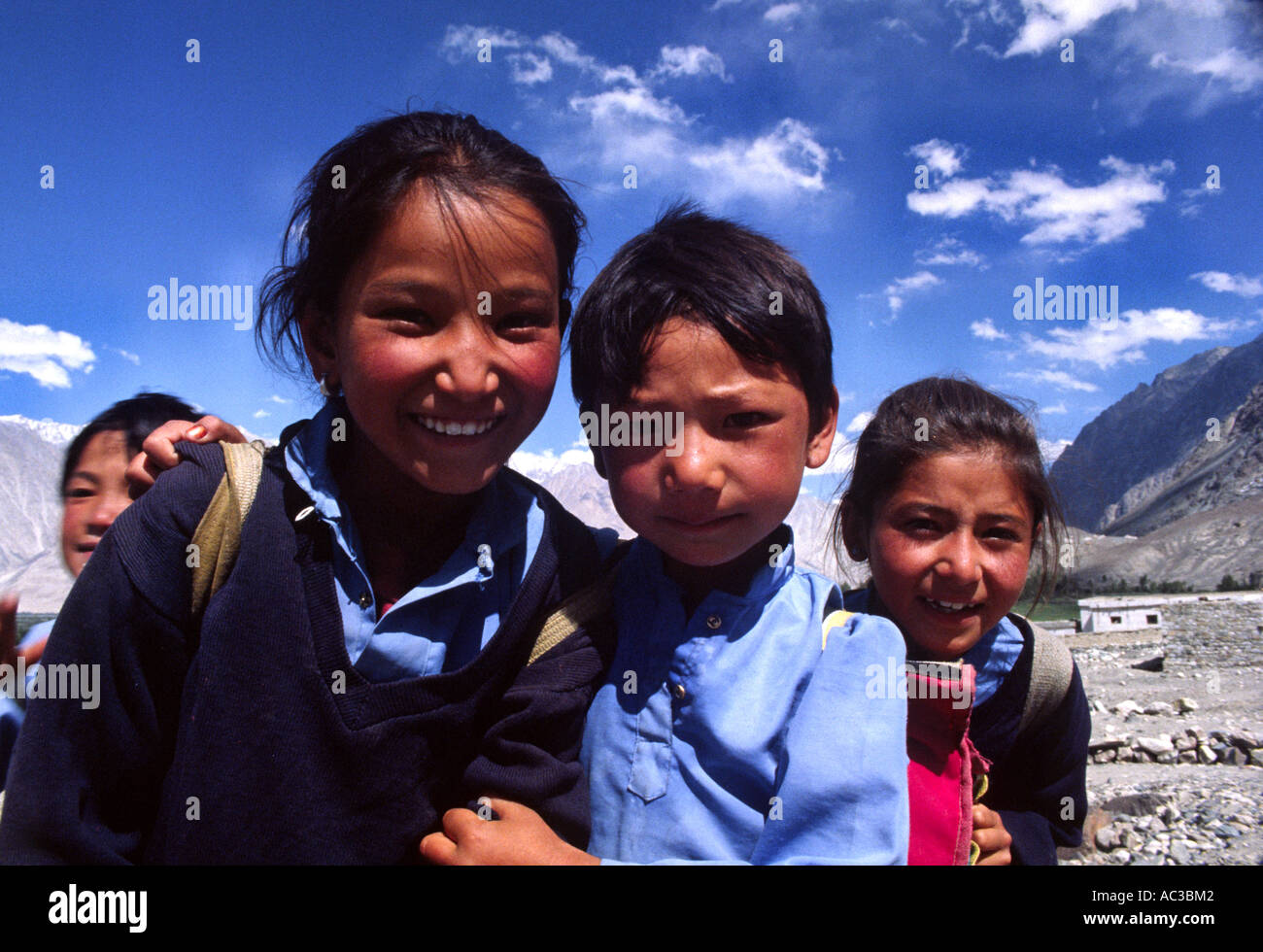 Kinder gehen zur Schule in Nubra Valley Stockfoto