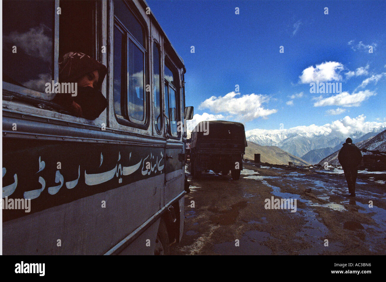 Mädchen auf einen Bus auf High Mountain Pass im indischen Himalaya Stockfoto