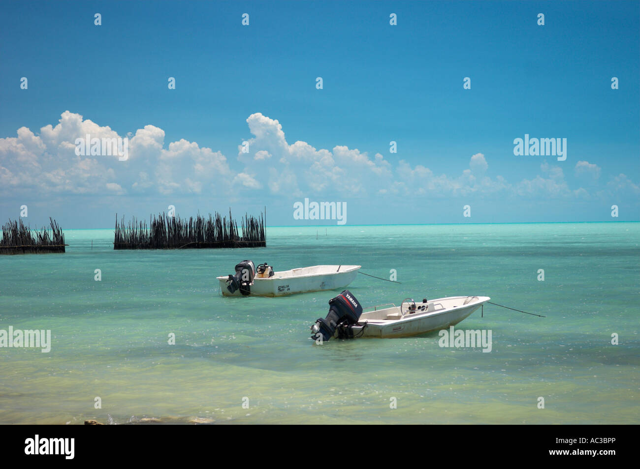 Zwei kleine Freude Fischerboot auf ruhigen türkisblauen Meer Nordseite Andros Island Bahamas Stockfoto