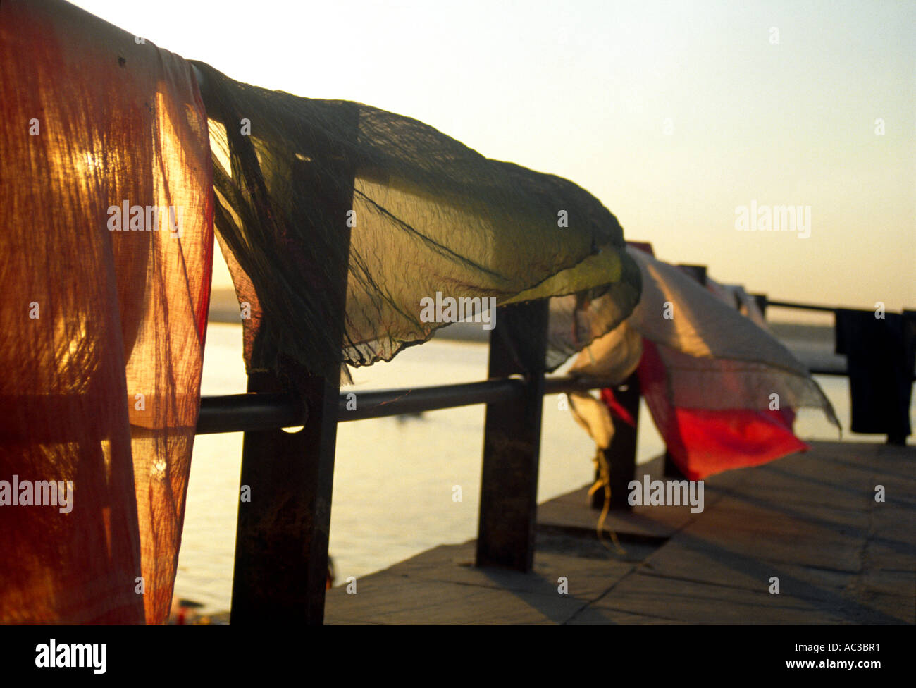 Indische sarees hängen an der Seite des Ganges Stockfoto