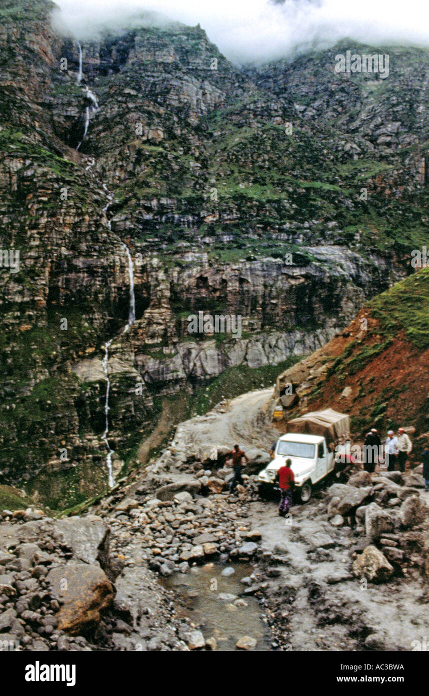 Jeep gehen durch ein haltbares Straße in Spiti Valley im indischen Himalaya Stockfoto