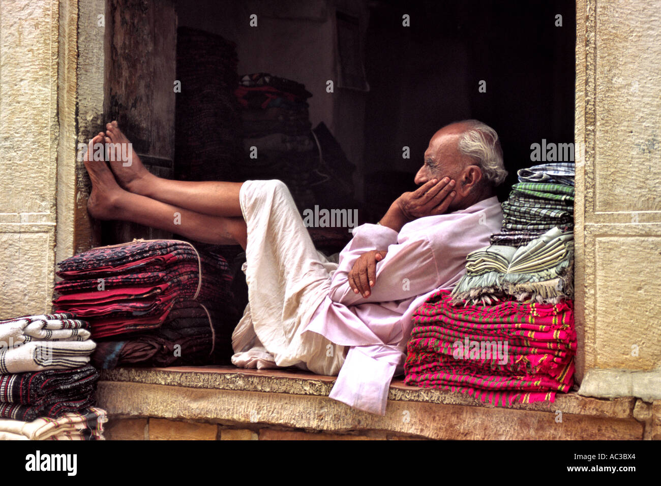 Entspannung am Mittag in Jaisalmer Mann Stockfoto