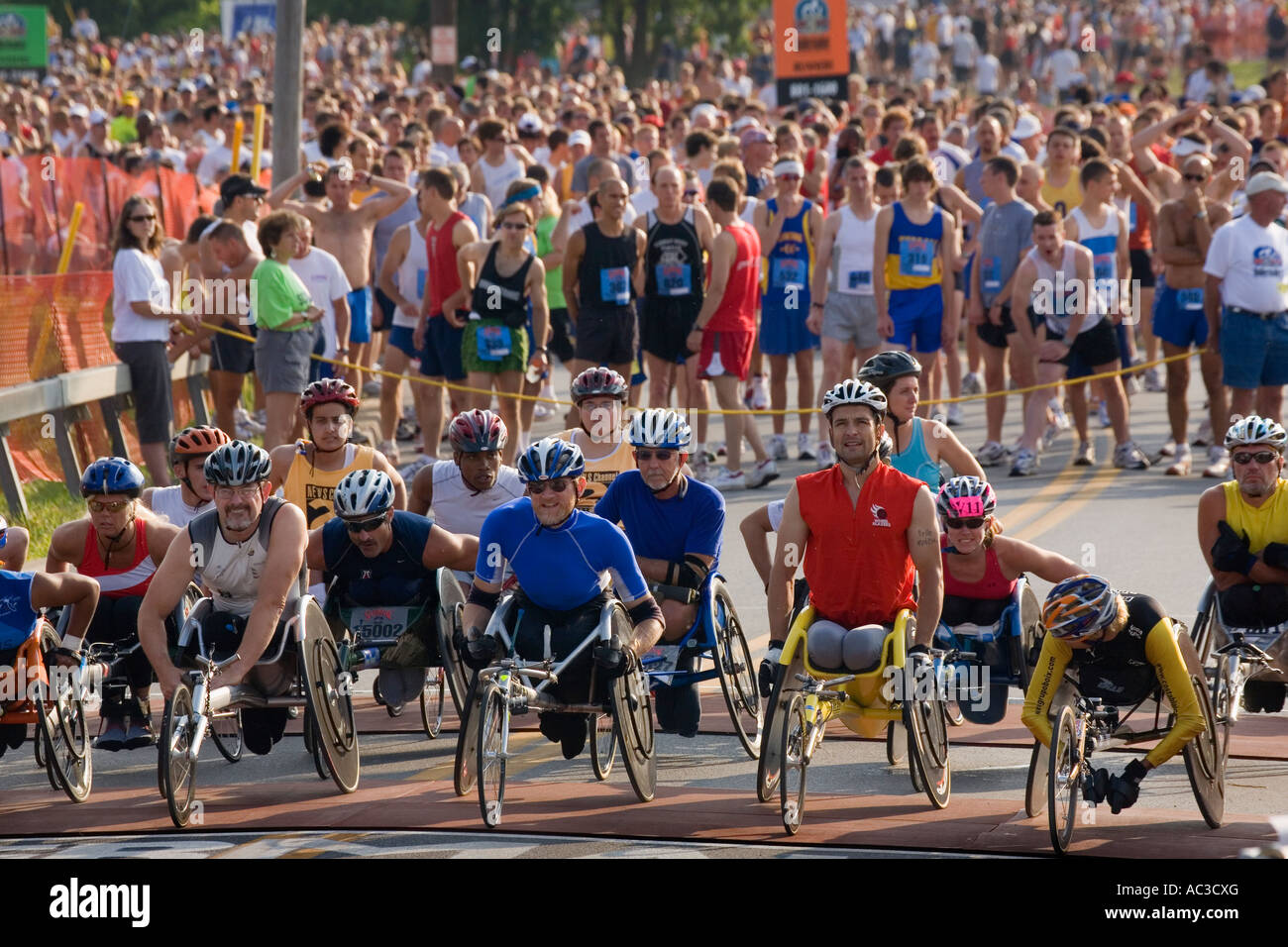 Rollstuhl-Division, jährliches Boilermaker 15K Road Race, größtes in den USA, Utica New York. Stockfoto