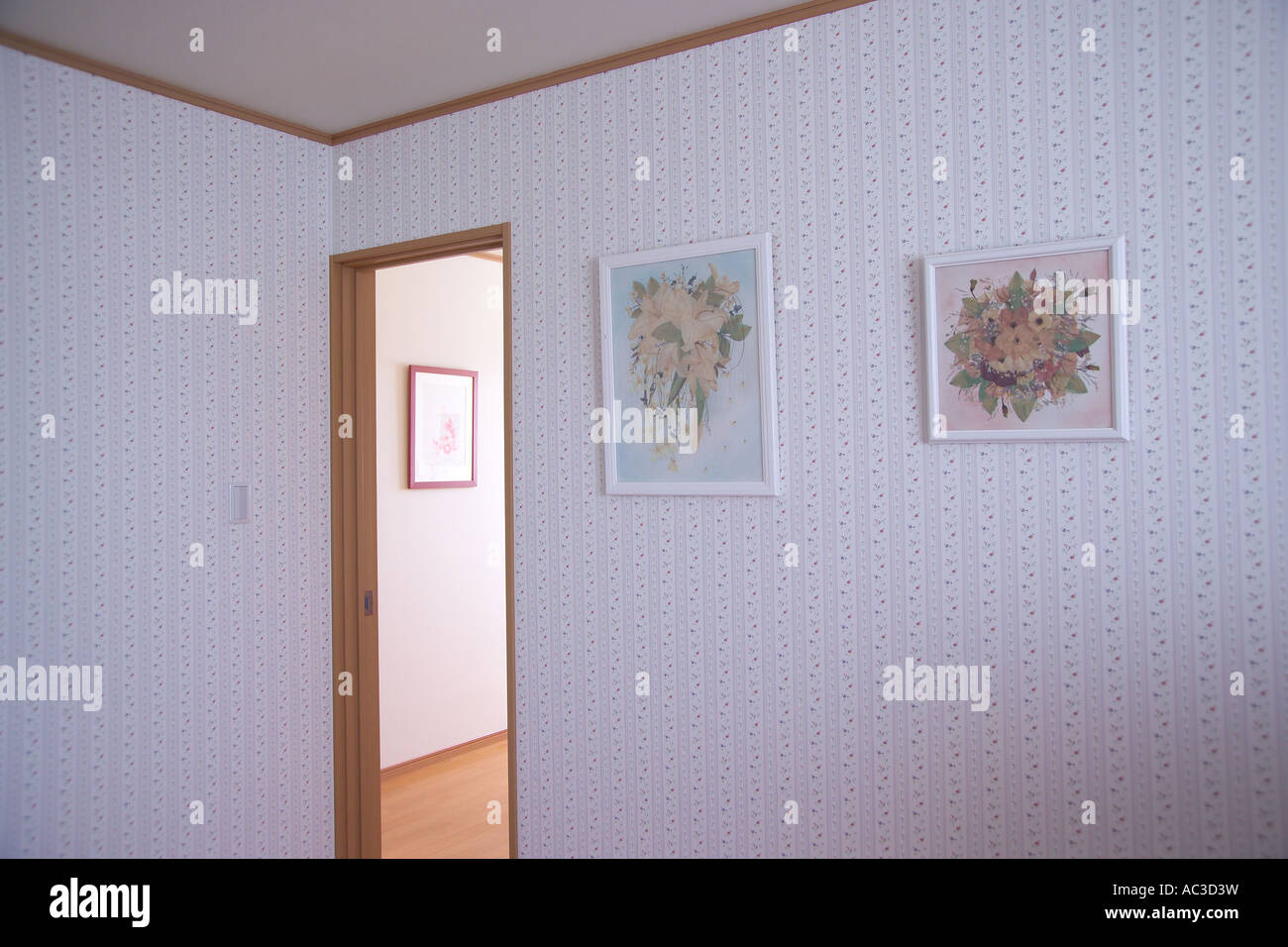 Gemälde an der Wand hängen Stockfoto