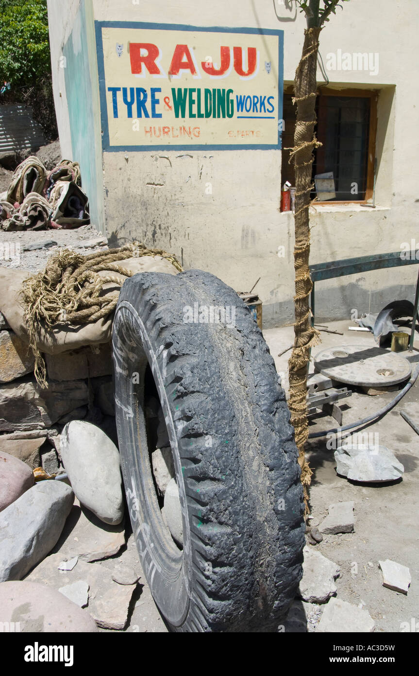 Indien Himachal Pradesh Spiti ÖPNV Reifen Werkstatt auf der Straße Seitenansicht mit abgenutzten Reifen ausgesetzt als logo Stockfoto
