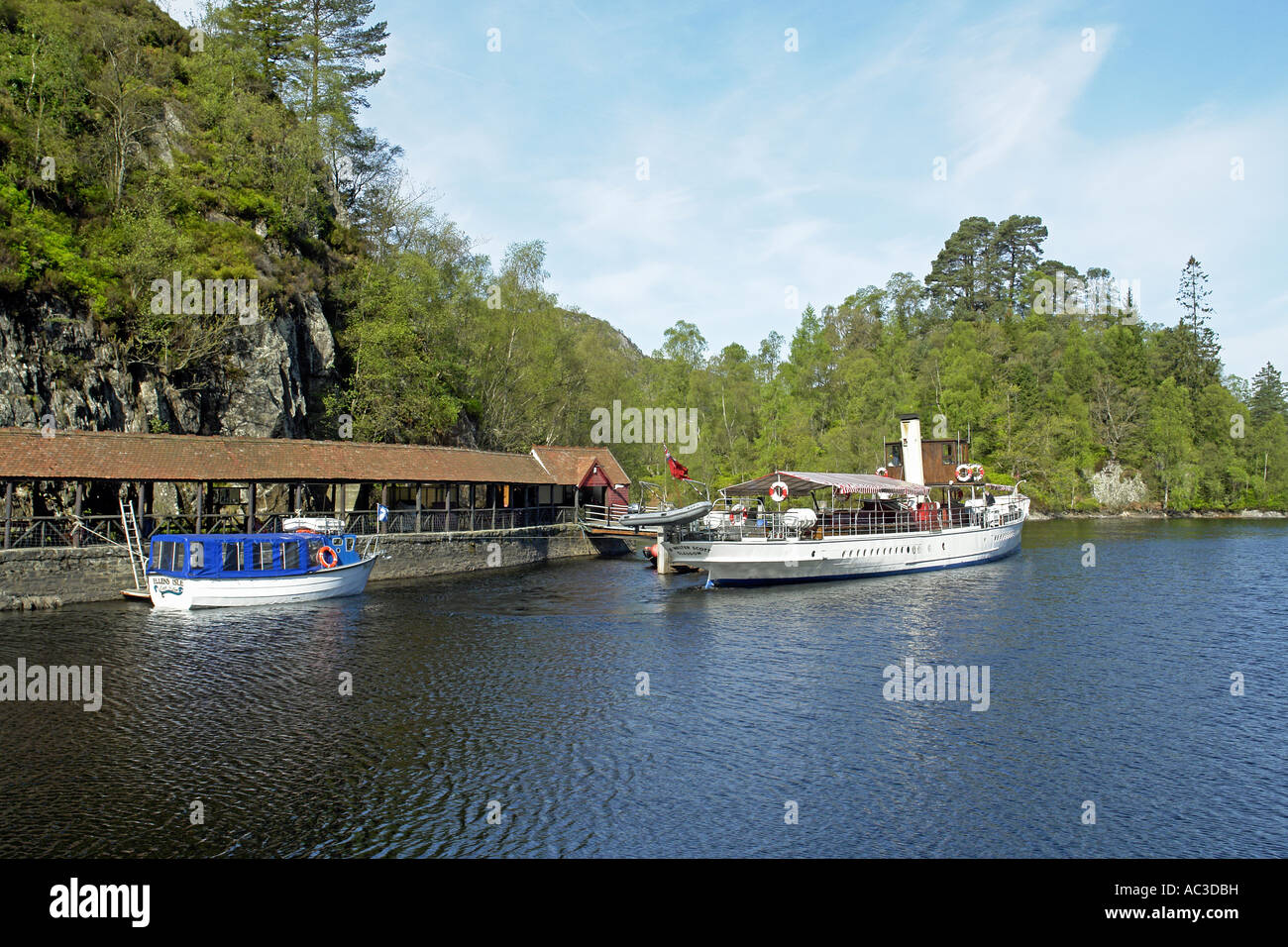 Dampfer Sir Walter Scott und Motorschiff Ellens Isle festgemacht in Loch Katrine Stockfoto