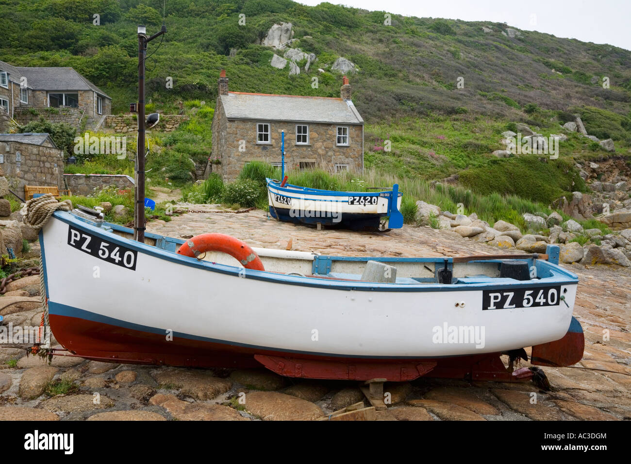 Angelboote/Fischerboote an Land Haled Penberth Cornwall England Stockfoto