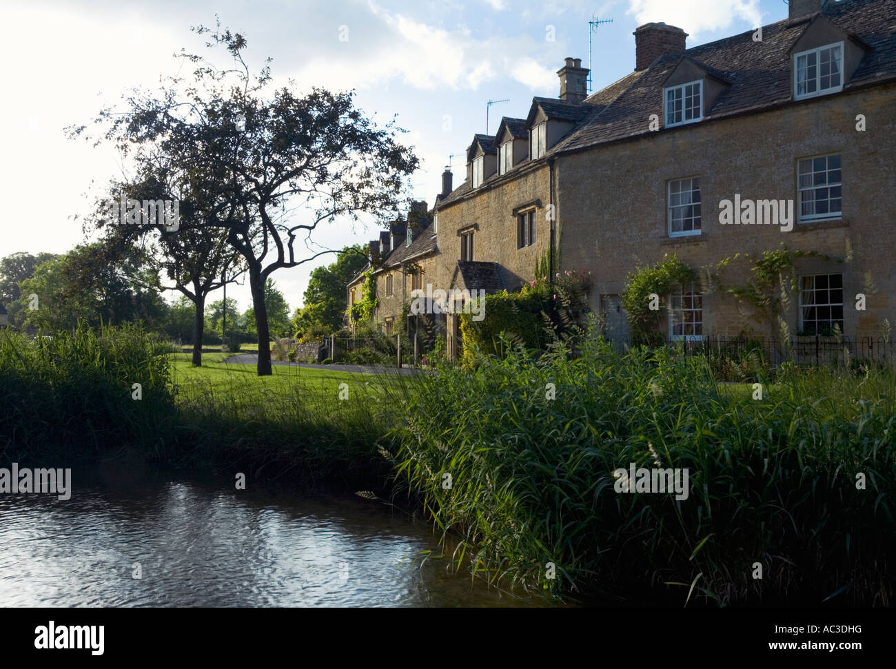 Häuser am Fluss Auge in Lower Slaughter englischen Cotswolds, Gloucestershire Stockfoto