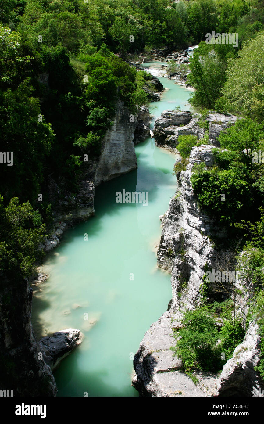 Die schöne Furlo-Schlucht in Le Marche Italien ist eine viel besuchter Ausflugsort Stockfoto