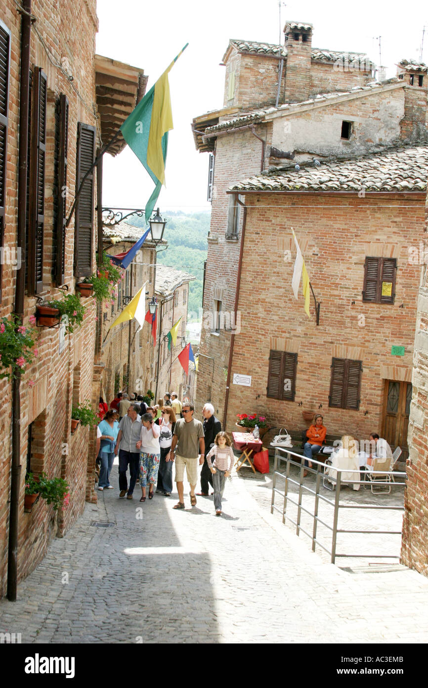 Besucher der jährlichen Antiquitätenmesse in Sarnano, Le Marche. Italien Stockfoto