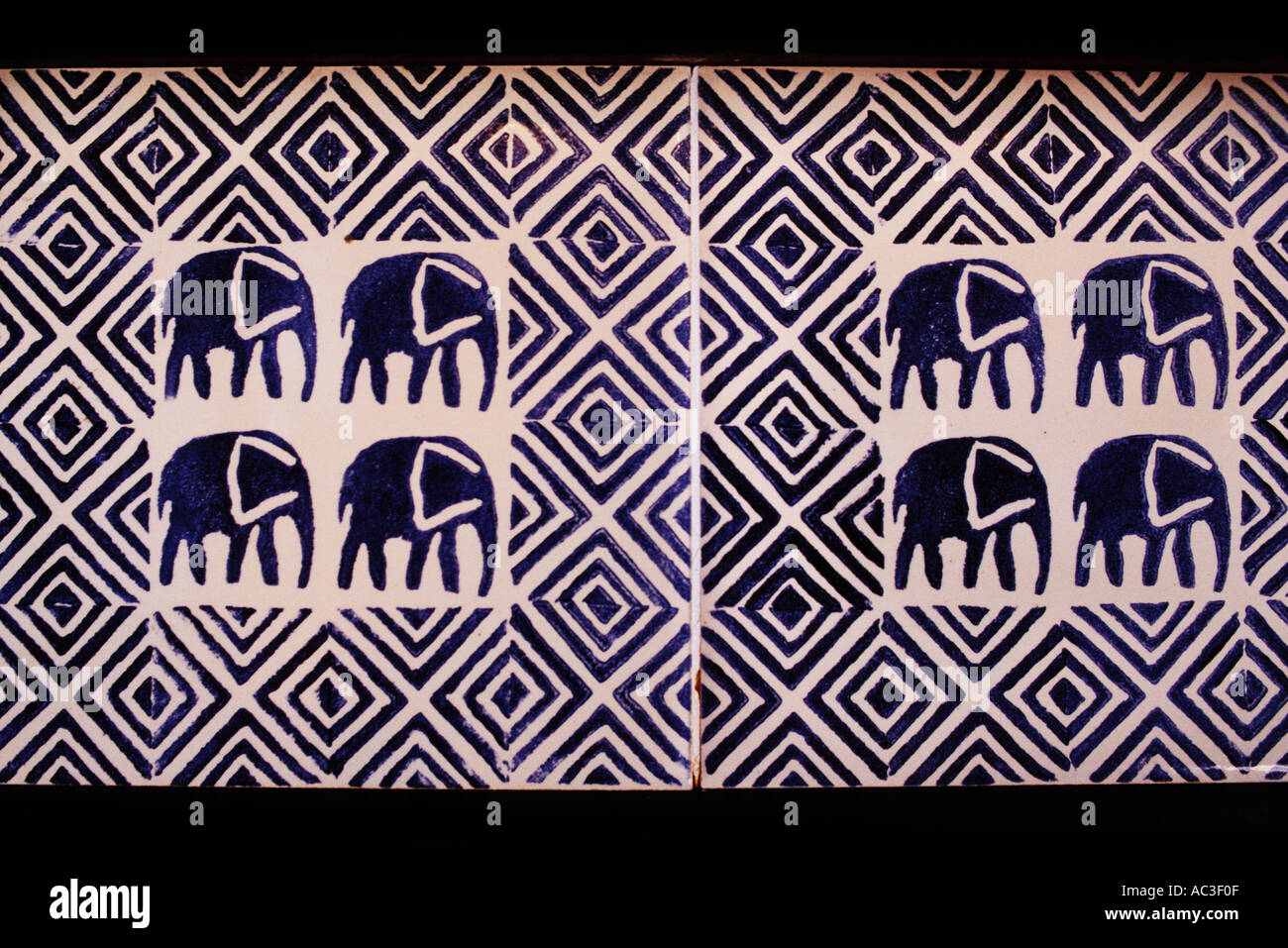 Afrikanische Kunst, Elefant Muster Fliesen Stockfoto