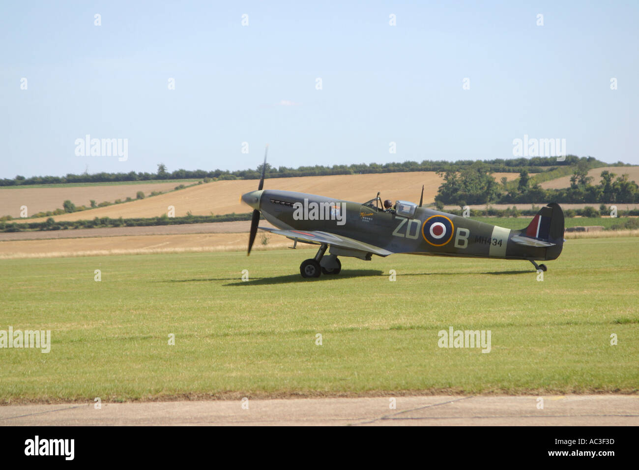 Ein WWll Spitfire-Kampfflugzeug, das auf der Graspiste zum Start bereit ist. Duxford. Oxfordshire. UK Stockfoto