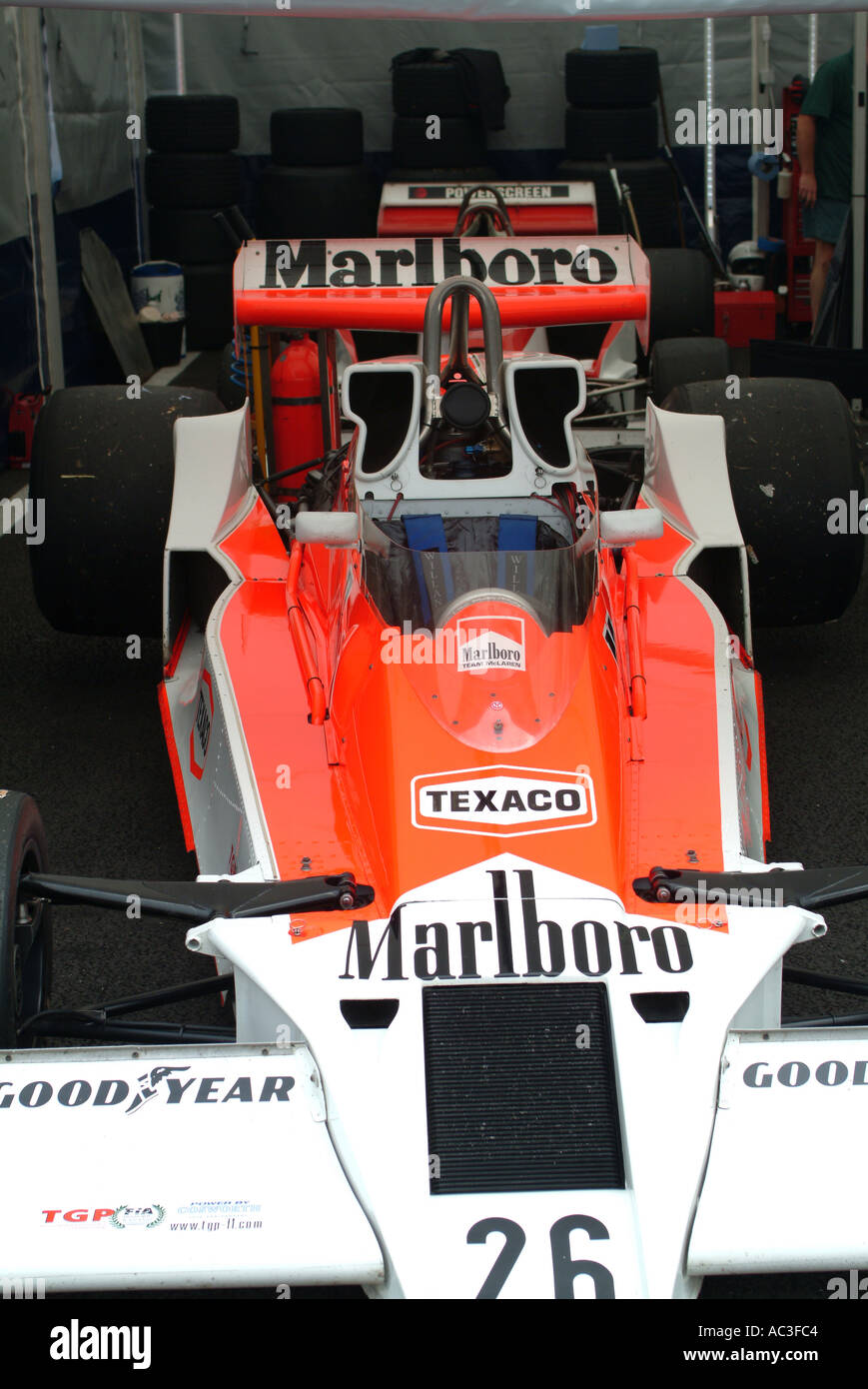 McLaren M23 Formel 1 Rennwagen am Oulton Park Motor Racing Circuit Cheshire England Vereinigtes Königreich UK Stockfoto