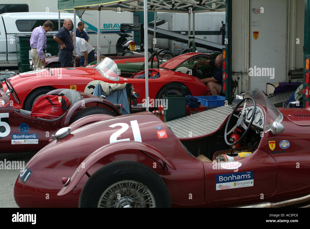 Frazer Nash Le Mans Mk II und Tojeiro-Bristol-Sportwagen in Garage am Oulton Park Motor Racing Circuit Cheshire England UK Stockfoto