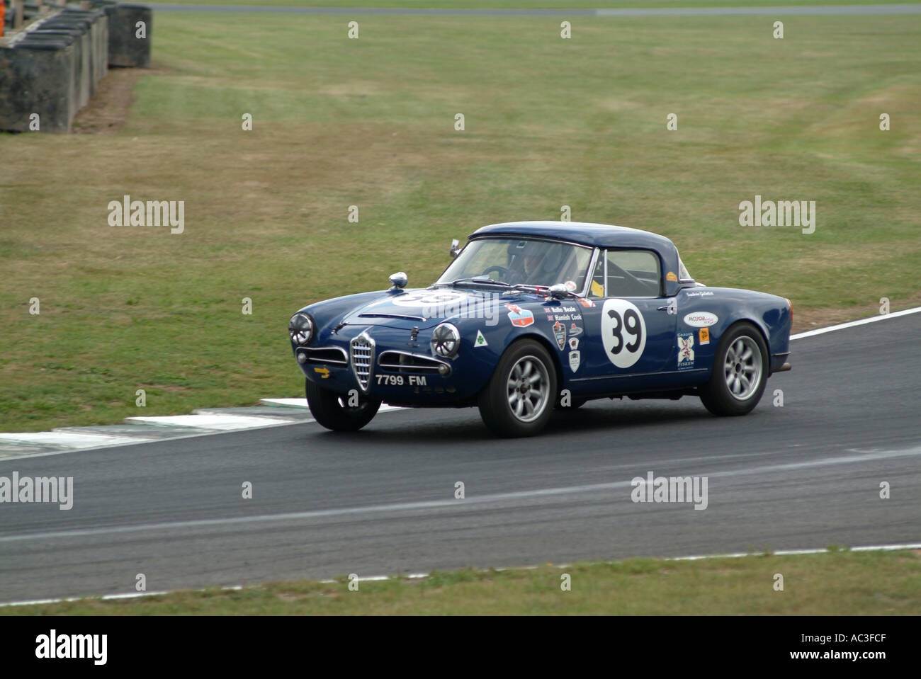 Alfa Romeo Giulia Spider Sportwagen am Oulton Park Motor Racing Circuit Cheshire England Vereinigtes Königreich UK Stockfoto
