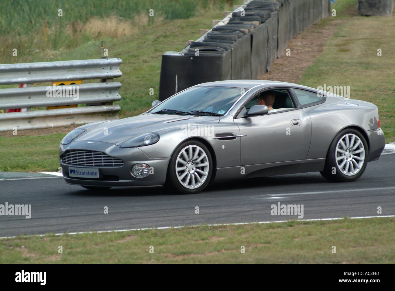 Aston Martin Vanquish am Oulton Park Motor Racing Circuit Cheshire England Vereinigtes Königreich UK Stockfoto