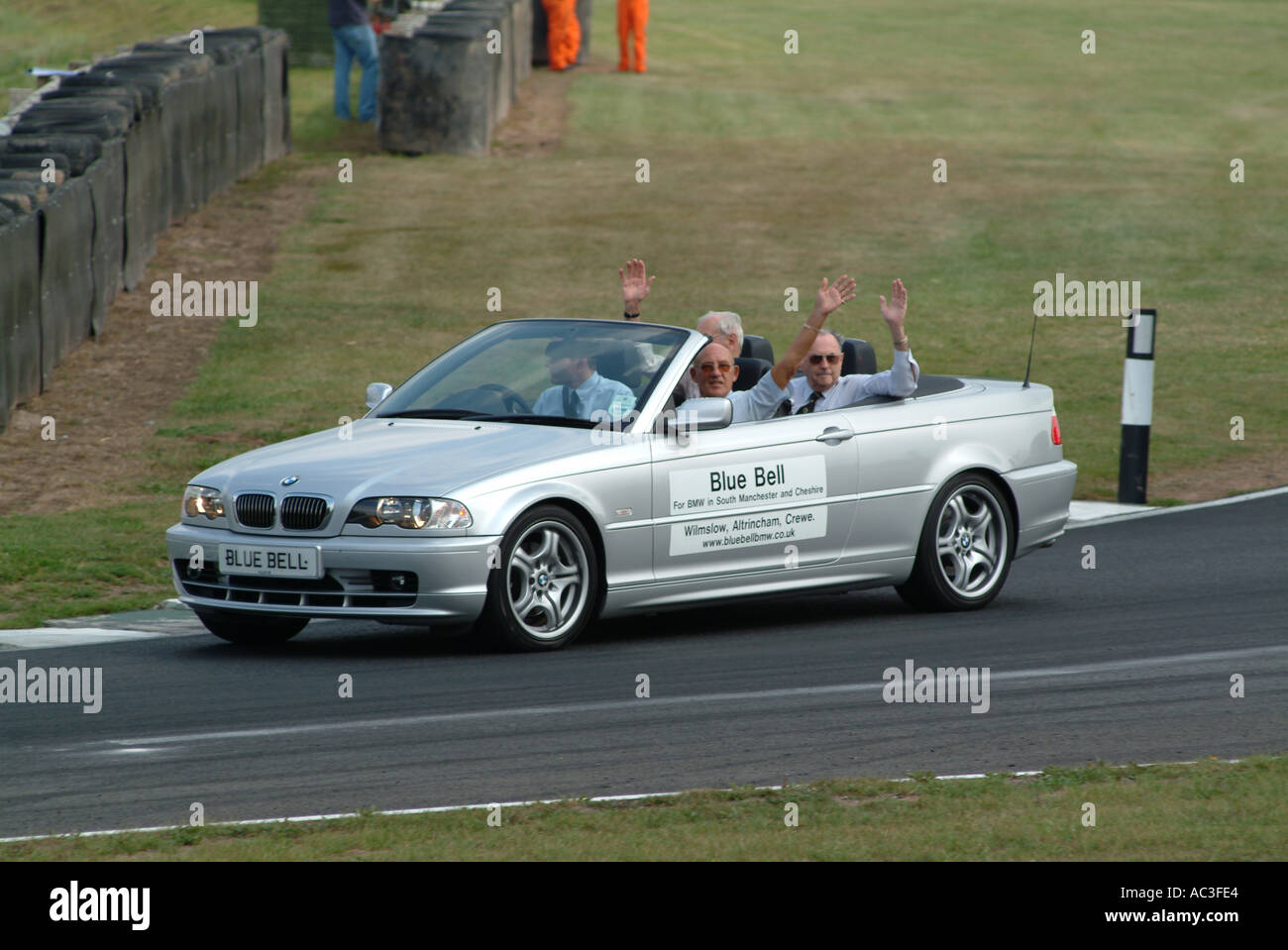 Stirling Moss Roy Salvadori und Jack Brabham BMW Cabrio am Oulton Park Motor Racing Circuit Cheshire England UK Stockfoto