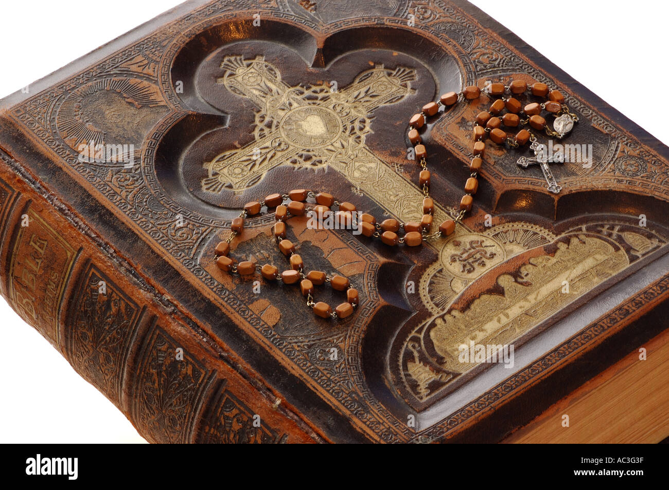 Alte Leder gebunden, katholische Bibel mit Kreuz und Rosenkranz-Gebet Stockfoto