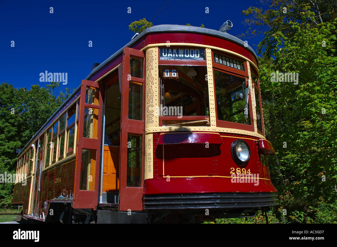 Antike rote elektrische Toronto Straßenbahn mit offener Tür an der Halton County Radial Railway Museum Stockfoto