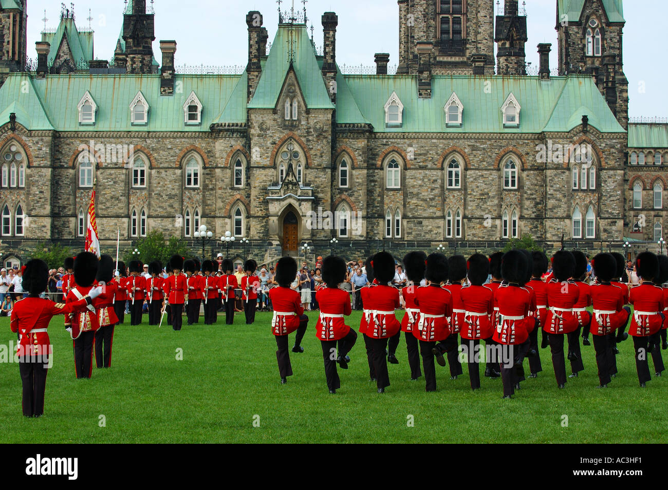 Rot uniformierte Gouverneur Generäle Foot Guards Stampfen zur Aufmerksamkeit in die Wachablösung am Parlament Hill Ottawa Kanada Stockfoto