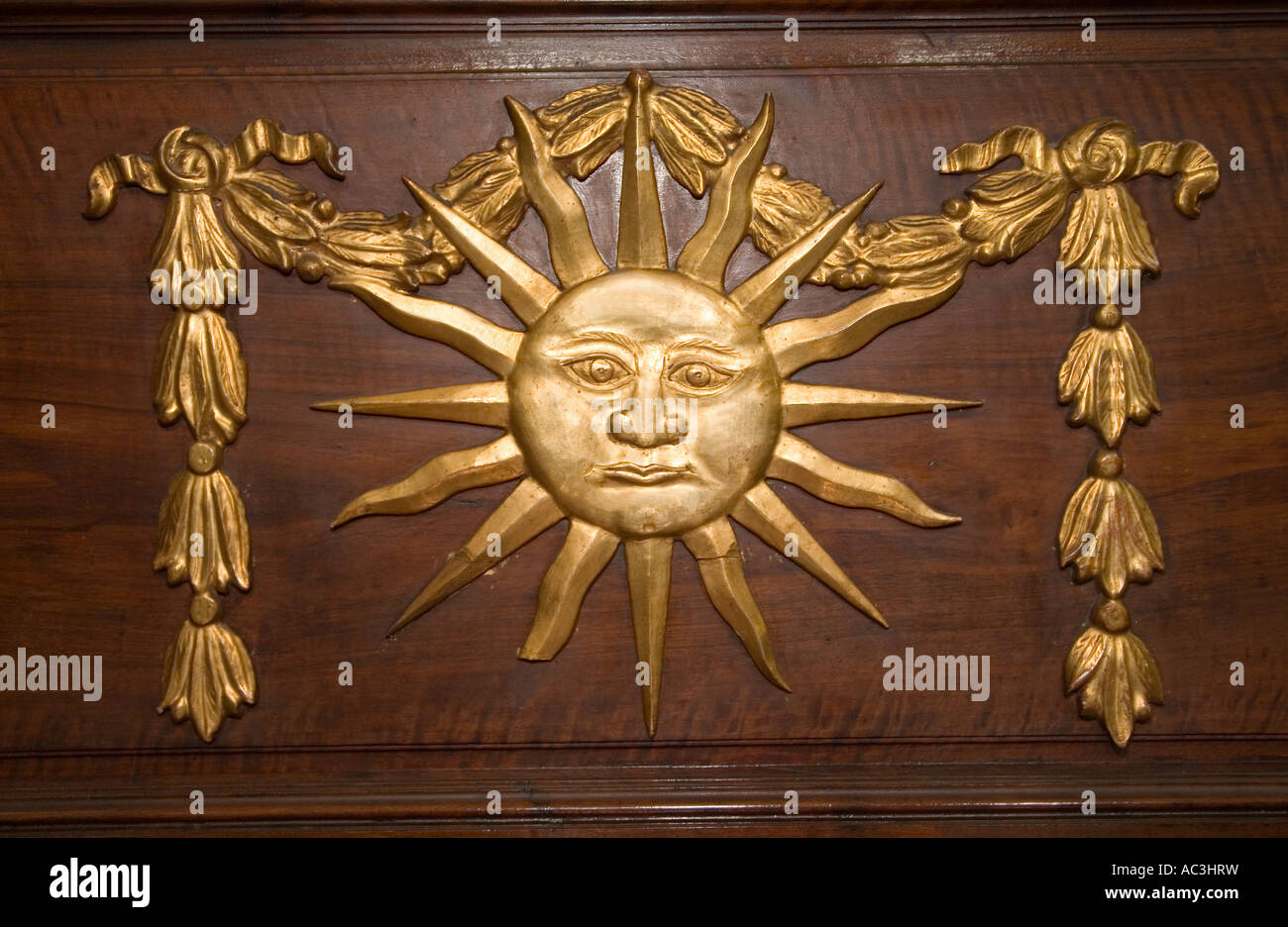 Sonne mit Gesicht-Motiv auf Walnuss in der Sakristei Kathedrale Granada Spanien Stockfoto