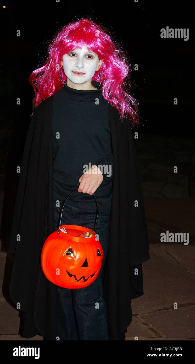 Junges Mädchen in Tracht Süßes oder Saures zu Halloween Stockfoto