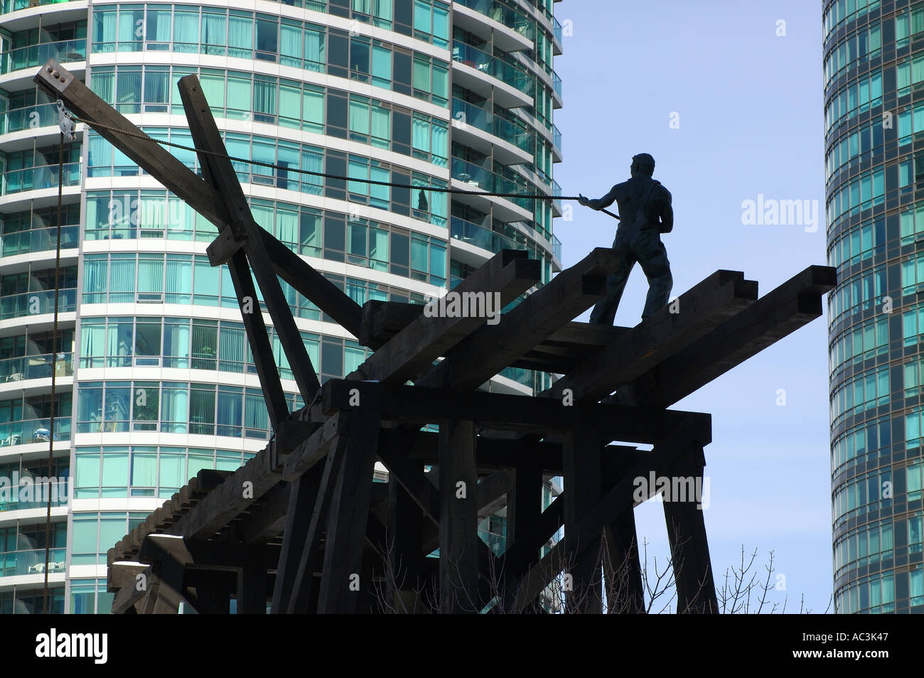 Denkmal der Pacific Railroad Bauarbeiter vor modernen Eigentumswohnungen Toronto Stockfoto