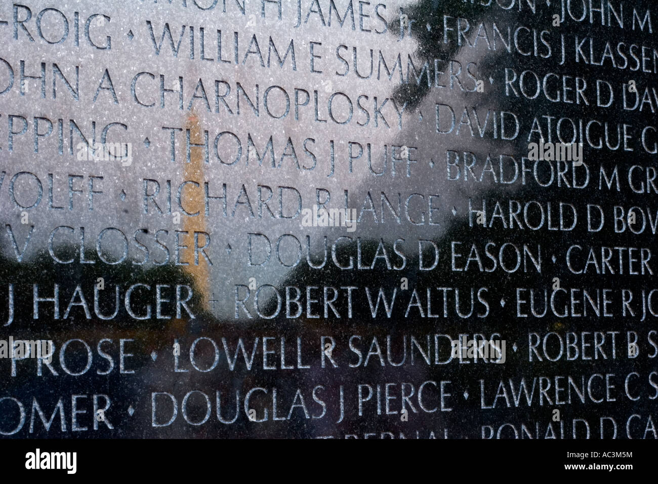 Detail des Vietnam Veterans Memorial, mit Reflexion des Washington Monument. Stockfoto