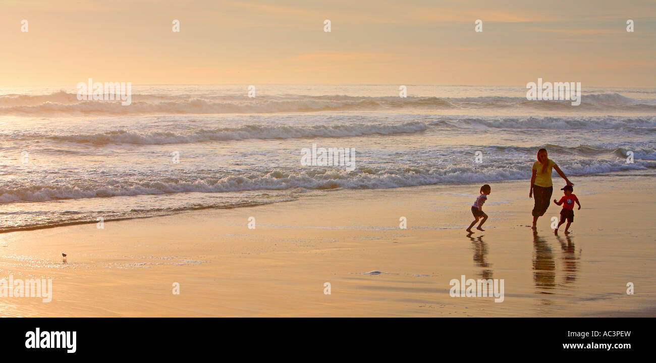 Familie, spielen am Strand bei Sonnenuntergang bei Ebbe Hunington Beach Orange County Kalifornien Vereinigte Staaten Stockfoto