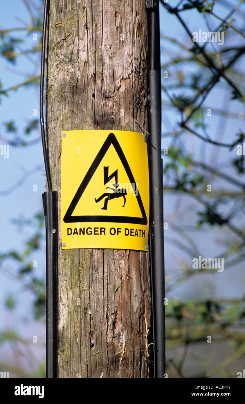 Gefahr des Todes Zeichen auf Telegrafenmast im Vereinigten Königreich Stockfoto