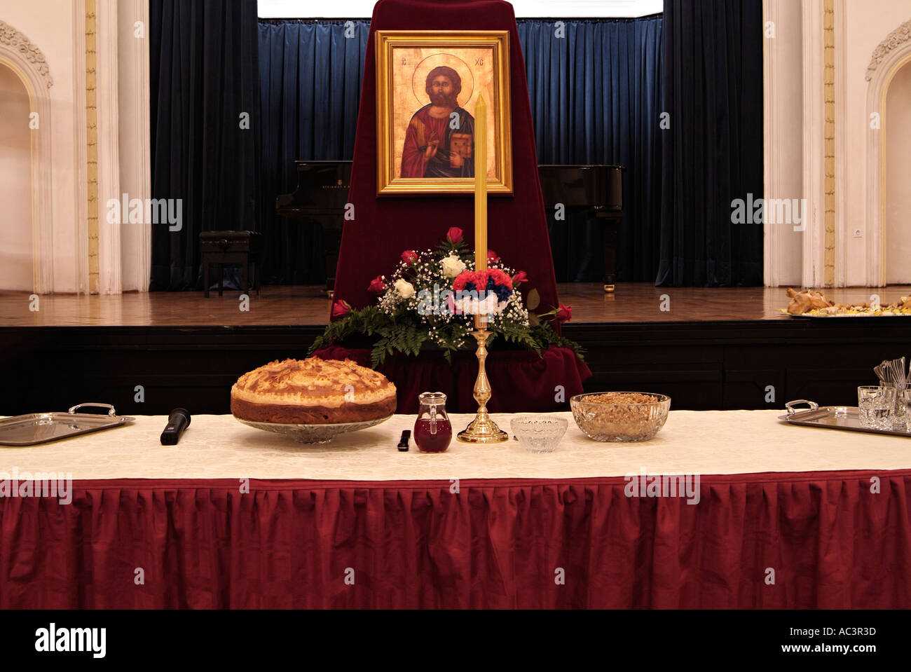 Orthodoxe Kirche Alter für die Gemeinschaft der Namenstag Spasoje oder Spasovdan, Banja Luka, Bosnien-Herzegowina vorbereitet. Stockfoto