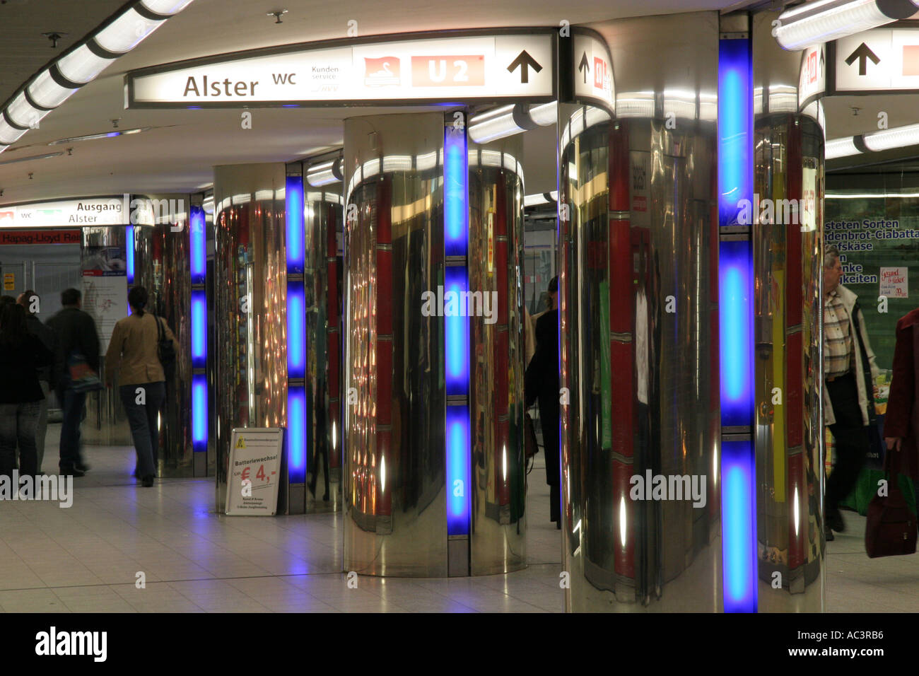 Hamburg u bahn station jungfernstieg -Fotos und -Bildmaterial in hoher ...