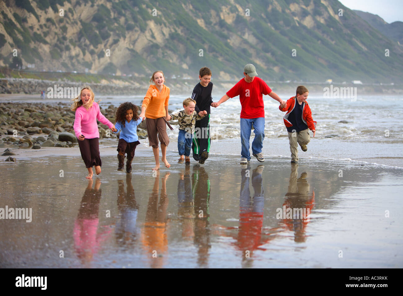 Kinder laufen am Strand, dass Muschel Shoals Carpenteria Santa Barbara County Kalifornien Vereinigte Staaten Stockfoto