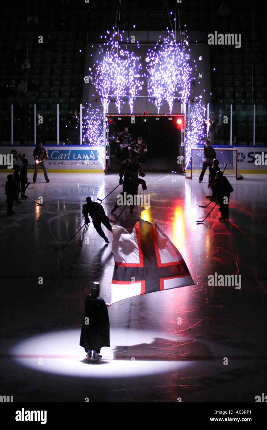 Die Heimmannschaft, Nykopings Hockey, betritt das Eis vor dem Spiel Stockfoto