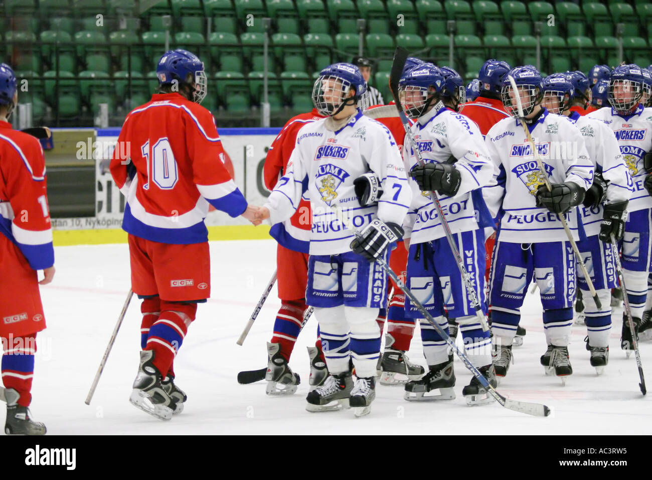 Die Spieler der Teams aus Finnland und Tschechien sind nach einem Teenager Turnier Händeschütteln. Stockfoto