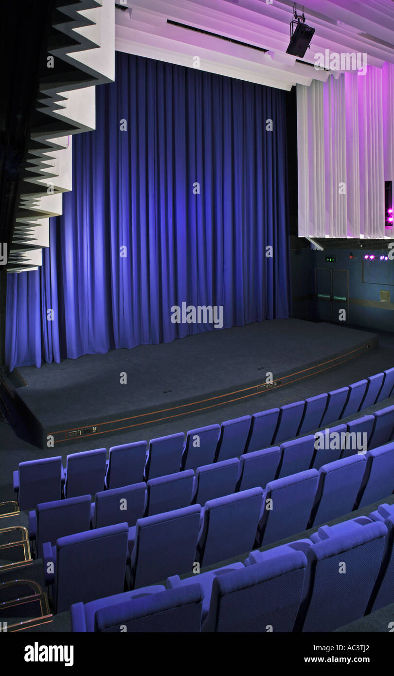 Modernes Theater oder Kino Auditorium in Richtung Bühne Stockfoto