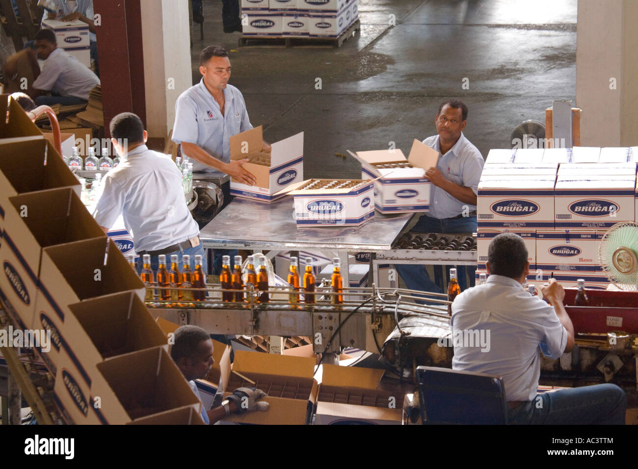 Brugal Rum abgefüllt in Rumfabrik, Puerto Plata, Dominikanische Republik Stockfoto