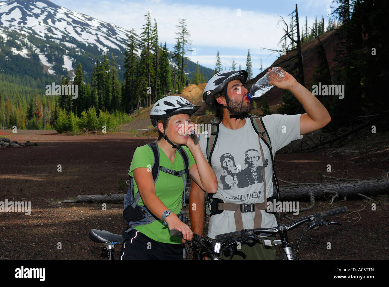 Mountain-Bike-Fahrer trinken und Aufrufen von Hause aus Mount Bachelor Oregon USA Stockfoto