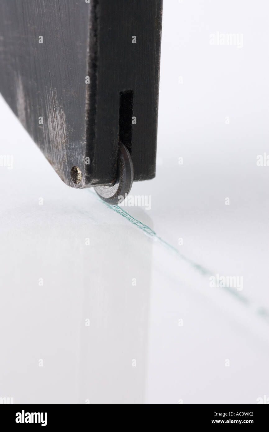 Glasscheibe mit einem Hartmetall-Rad Fräser Werkzeug schneiden Stockfoto