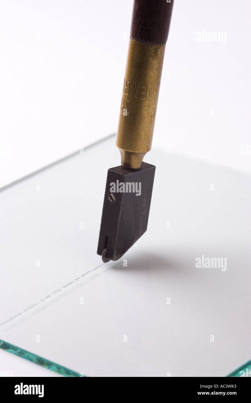 Glasscheibe mit einem Hartmetall-Rad Fräser Werkzeug schneiden Stockfoto