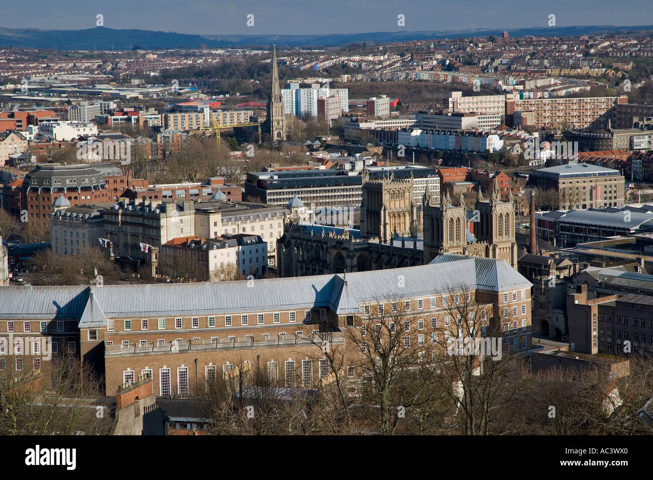 ANSICHT NORD-OST ÜBER BRISTOL CITY CENTRE VON CABOT TOWER BRANDON HILL MIT DEN RAT HAUS DOM UND ST. MARY REDCLIFF BRI Stockfoto
