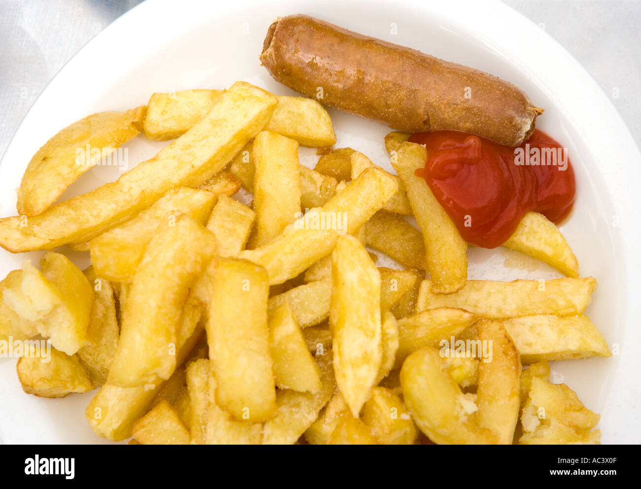 Wurst und Tomaten Ketchup auf einem weißen Teller Chips Stockfoto