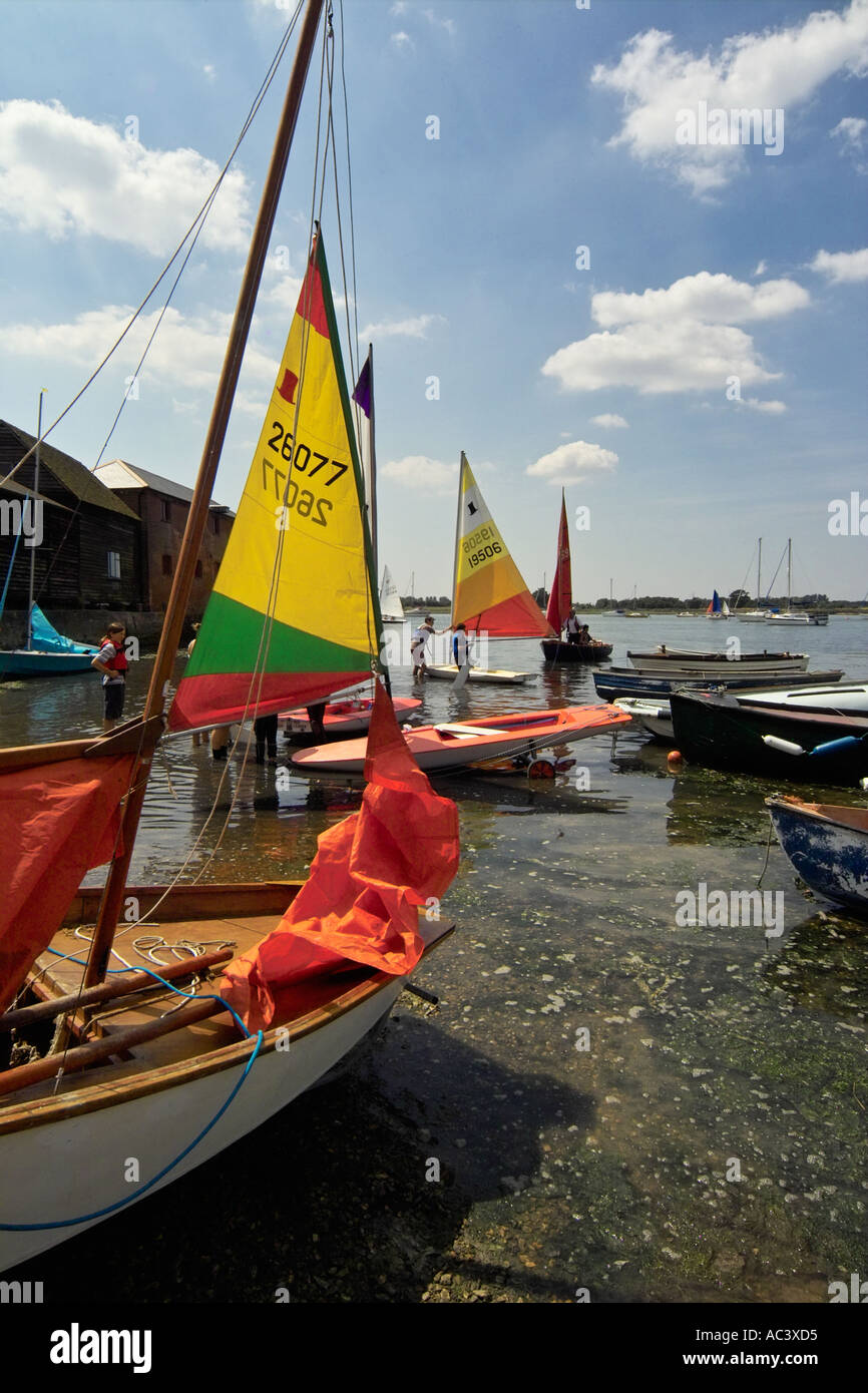 Boote vorbereiten auf dem Zettel bei Dell Quay Chichester Harbour Chichester England UK Europa Stockfoto