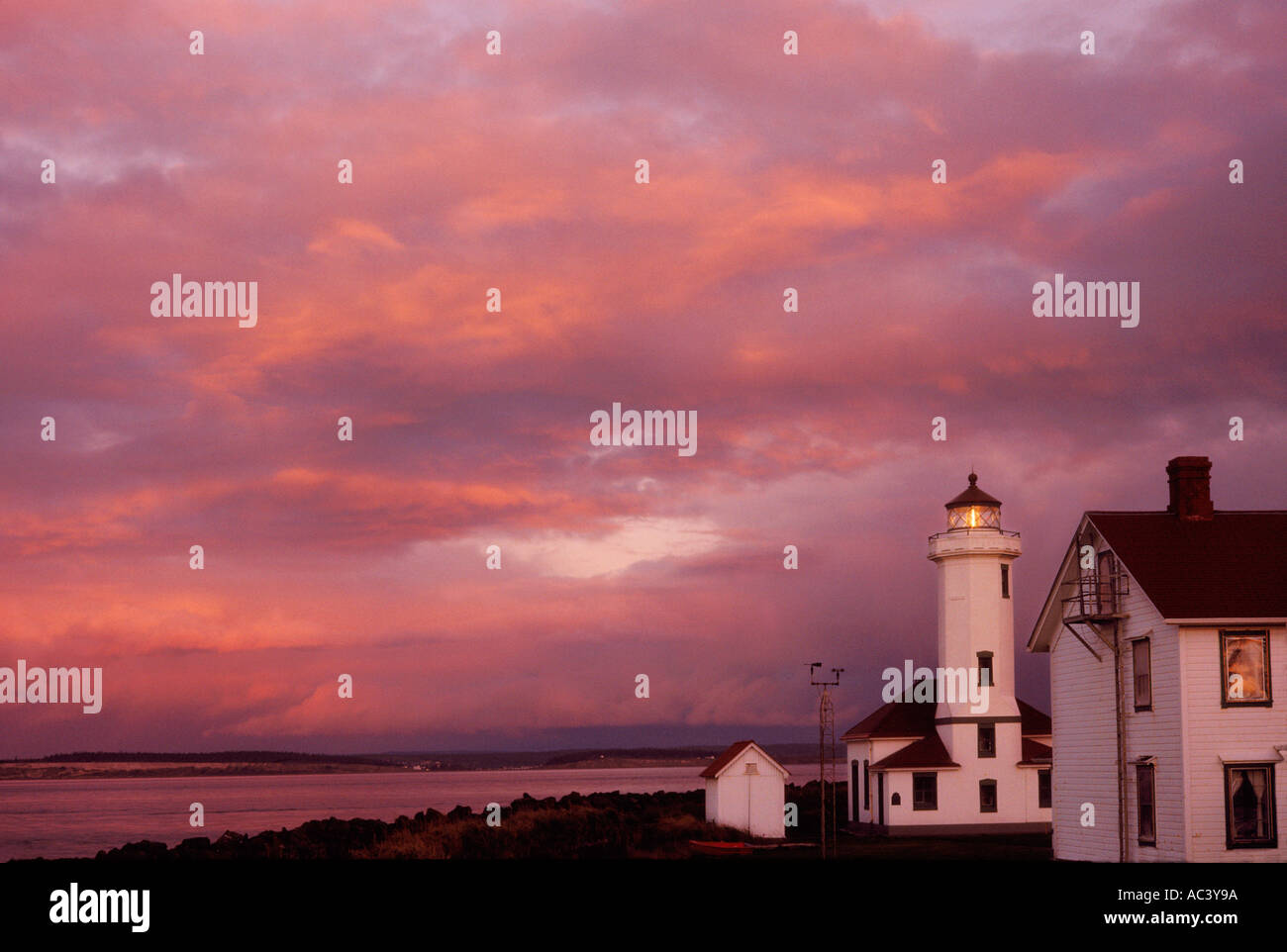 Zeigen Sie Wilson Lighthouse während eines Sturms in der Nähe von Port Townsend, Washington Stockfoto