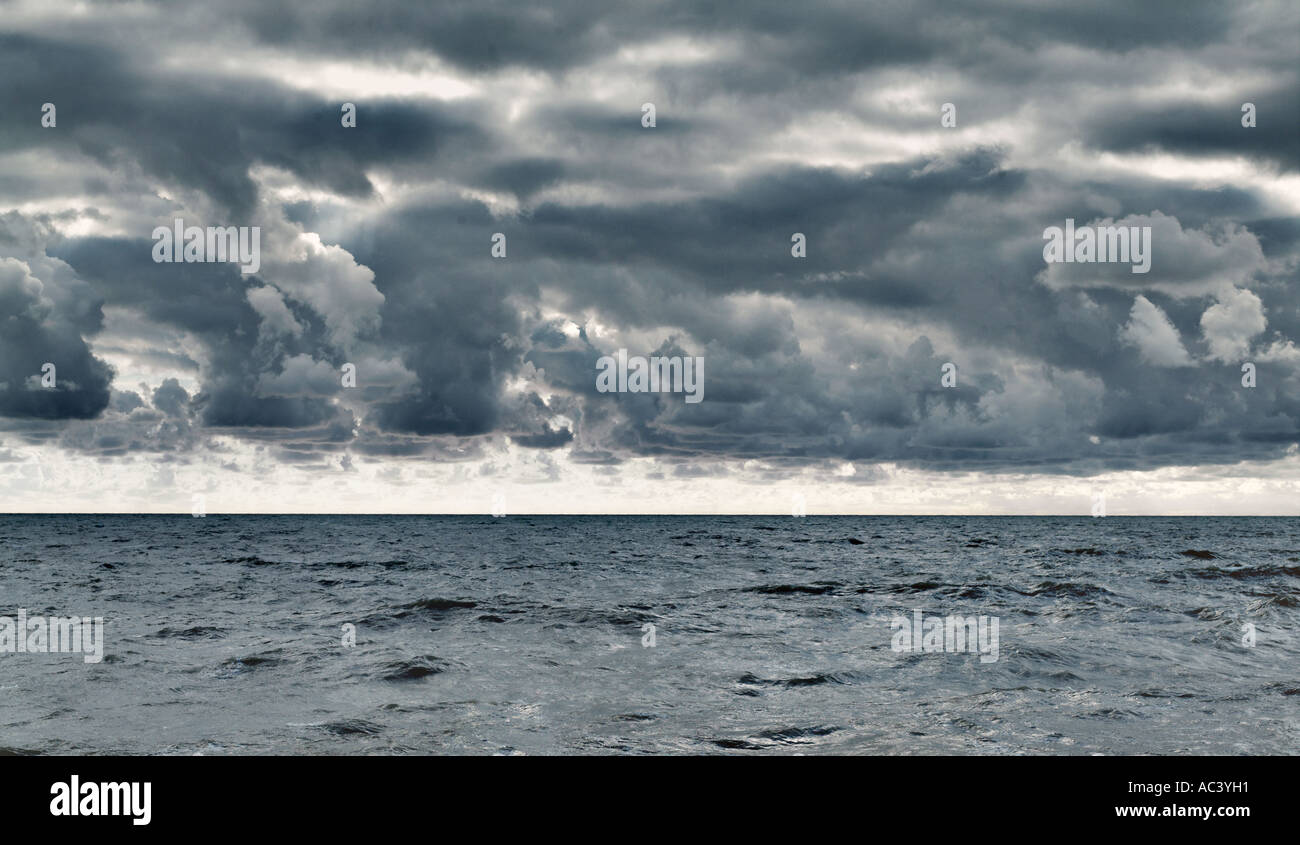 Panorama bewölkten Himmel und Meereshorizont Stockfoto